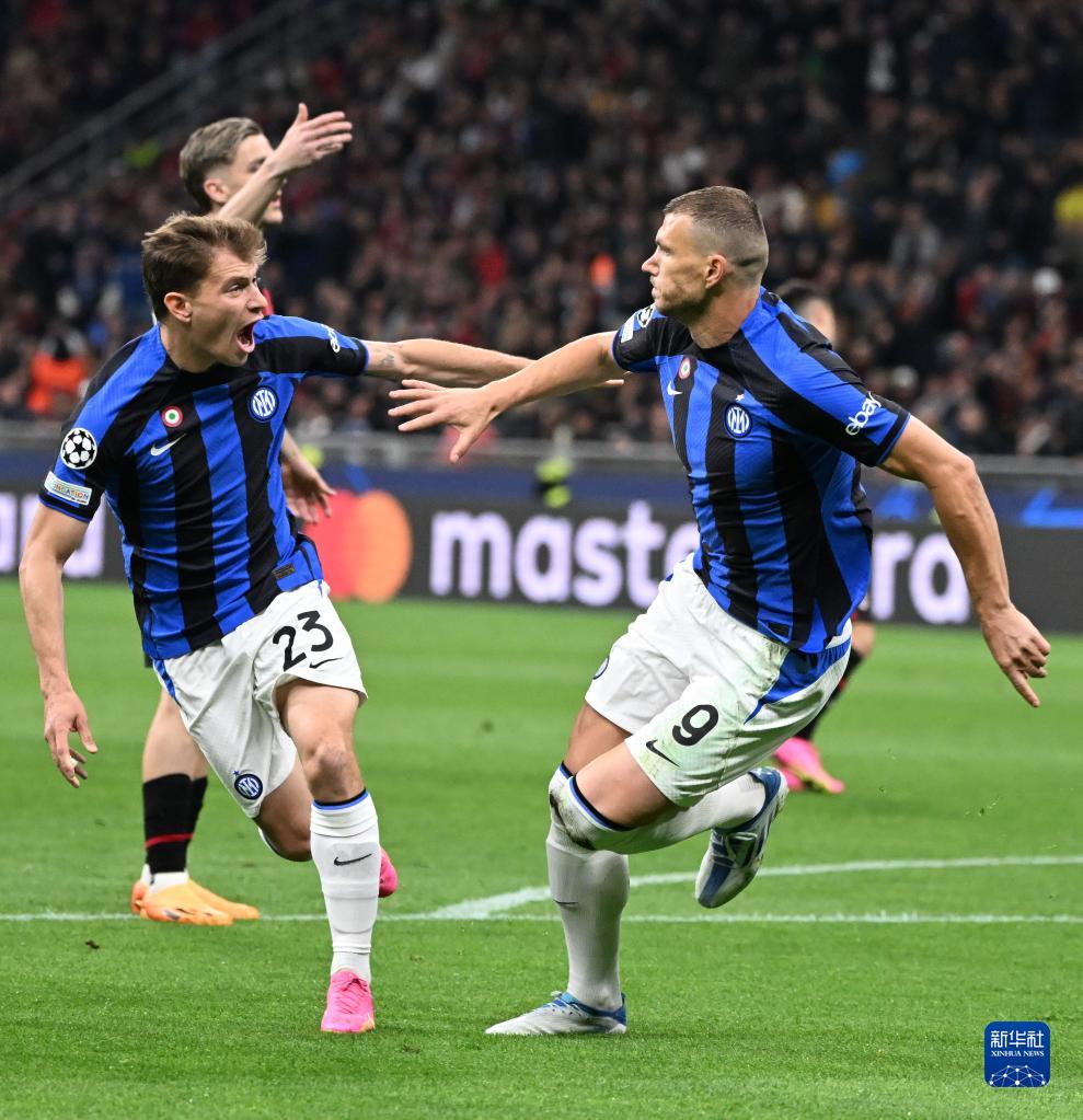 荷媒：阿贾克斯总监和滕哈格进行了长时间交谈，希望他二进宫（荷媒：阿贾克斯总监与滕哈格深度交流，期待其回归二度执教）