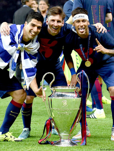 天空：利物浦正领跑格伊争夺战，其次便是拜仁的关注（天空：利物浦领跑格伊争夺战，拜仁紧随其后）