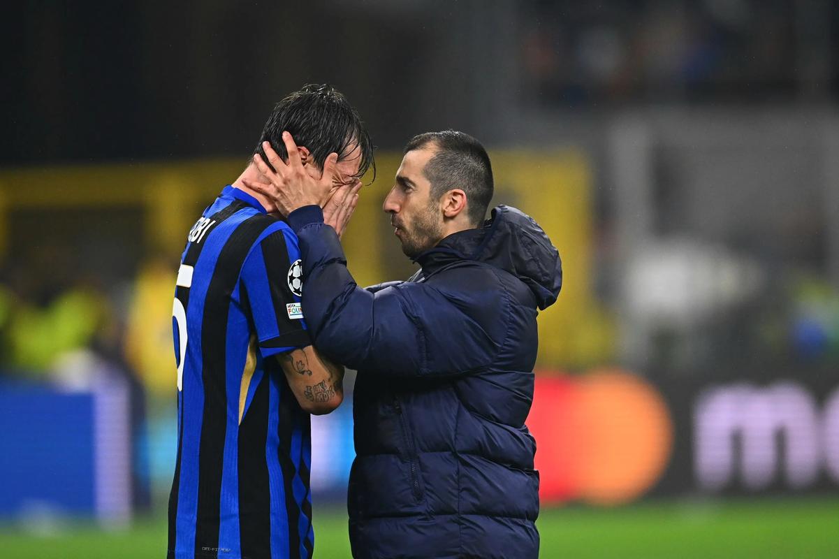 海港举办赛季总结会，王燊超乘直升机带冠军奖杯入场