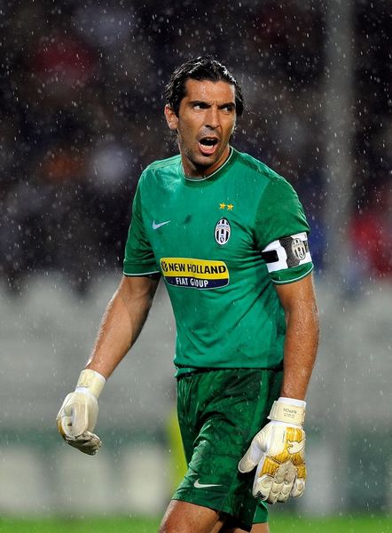 卡利亚里主帅：我在球员时代盯防过C罗，那真是令人激动（卡利亚里主帅回忆：球员时期曾盯防C罗，激动难忘）