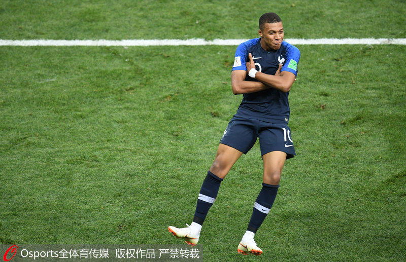 赫内斯：巴萨的债务超过13亿欧元，但在西甲却相安无事（赫内斯称巴萨负债逾13亿欧元，西甲赛场仍波澜不惊）