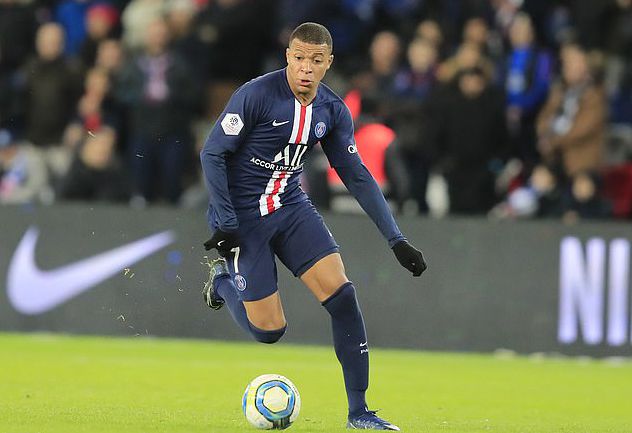 他是申花最被低估的球员，为俱乐部宁愿枯坐板凳，今年只出场一次（申花最被低估的一人，为球队甘当板凳，本赛季仅出场1次）