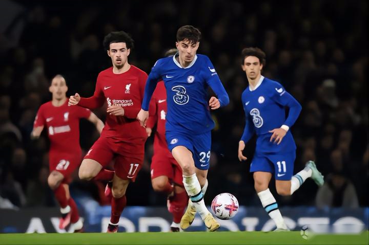 理查兹：英超最佳门将我会选阿利松，拉亚无疑正朝着最佳迈进（理查兹：英超第一门将我选阿利松，拉亚无疑正向巅峰迈进）